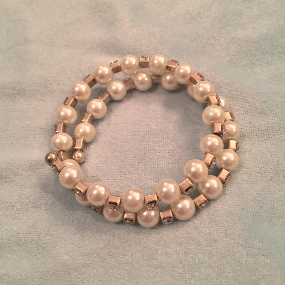 Free 🎁 w/ Purchase Wrap faux pearl bracelet